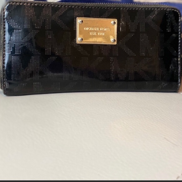 MICHAEL Michael Kors Handbags - 🎊🎉MICHAEL KORS SIG LOGO MK ZIP AROUND WALLET